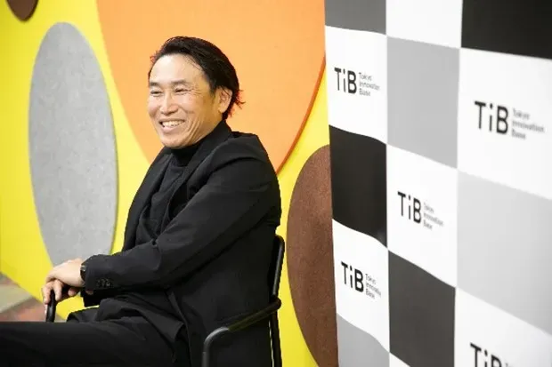 インタビューを受ける小澤氏