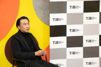 インタビューを受ける小澤氏
