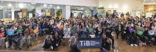 A commemorative photo with many entrepreneurs and students who participated in the session
