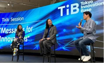 Mariko Nishimura (left), Audrey Tang (center), and Ren Ito (right) are in discussion