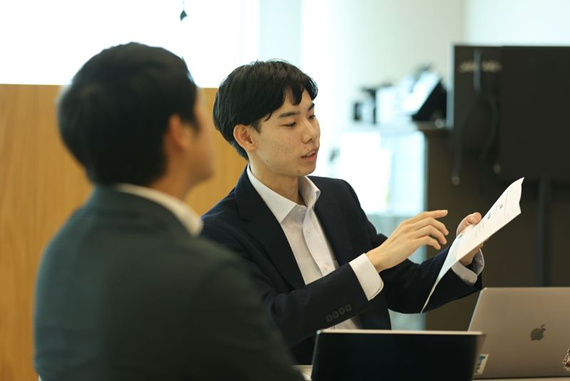 小川さんに事業計画を説明する草林さん